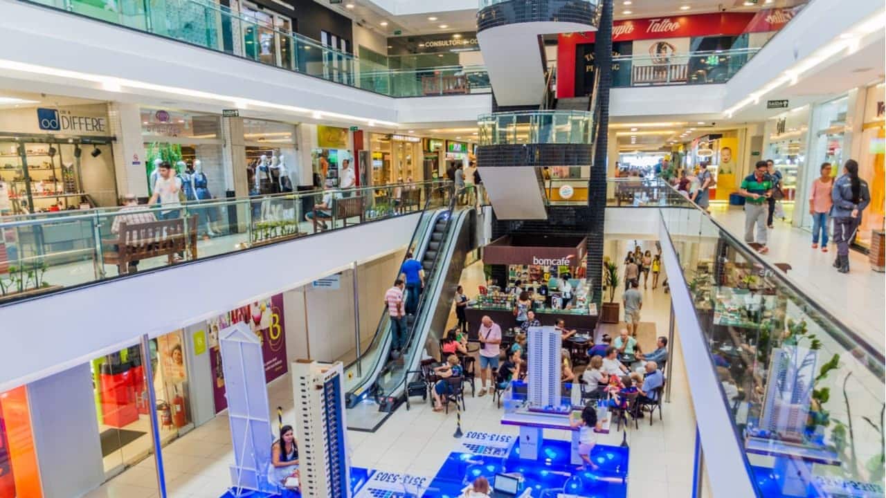 Imagem mostrando diversas lojas em um shopping promoções