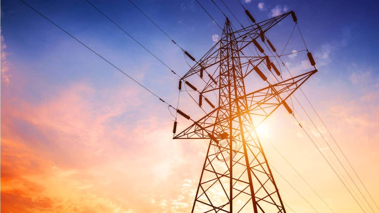 Imagem de um fornecedor de energia diante de um céu alaranjado e azulado