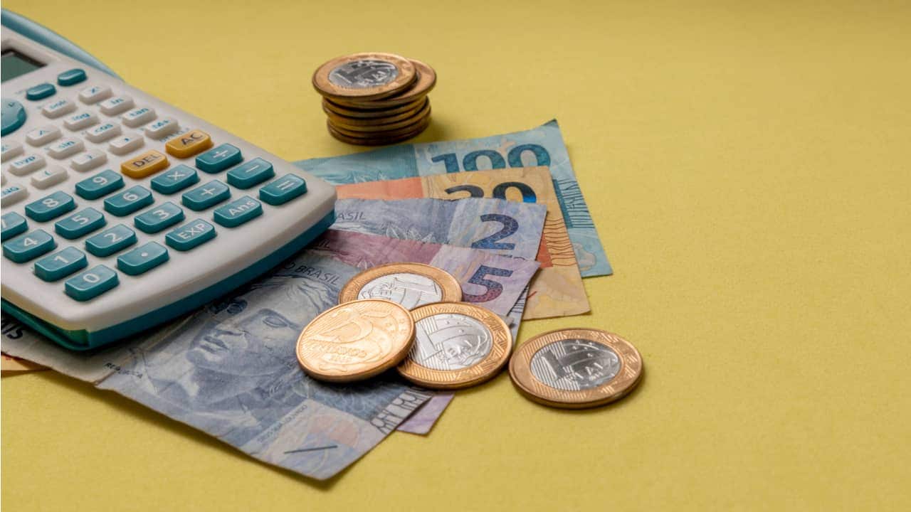 imagem mostrando calculadora e dinheiro