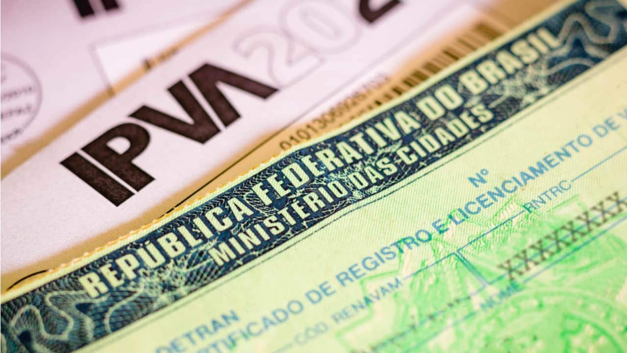 boleto do IPVA ao lado de documento CNH