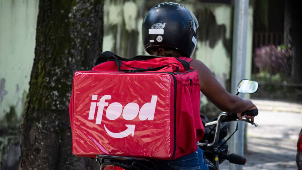 Entregador do iFood na moto, alerta para golpe