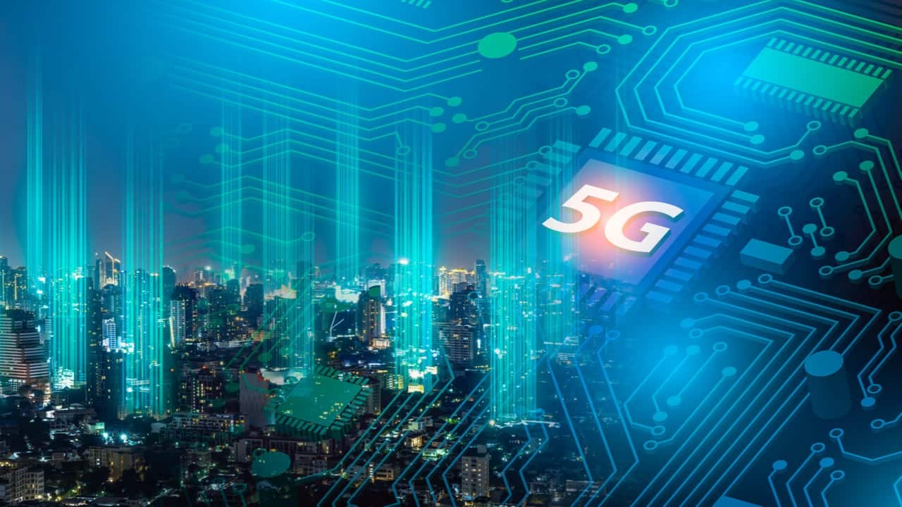 Cidade vista de cima sendo conectada por 5G
