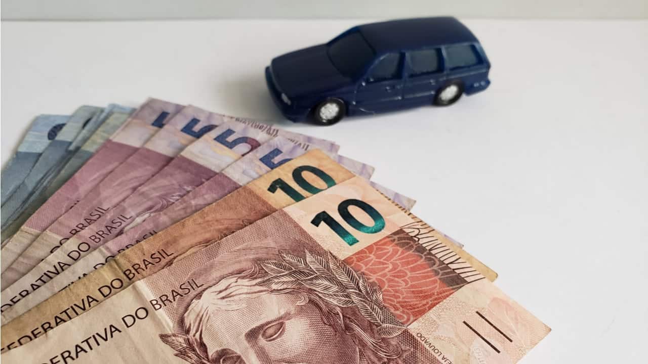 Miniatura de carro com notas de 10 reais