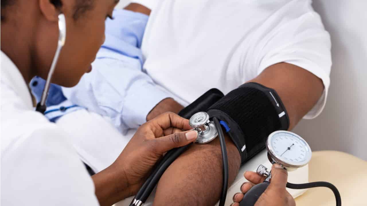 enfermeira examina pessoa com doença