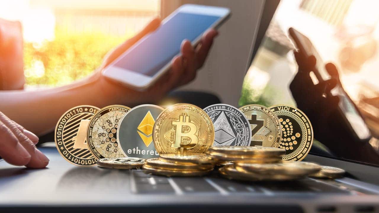 Moedas digitais ao lado de um celular