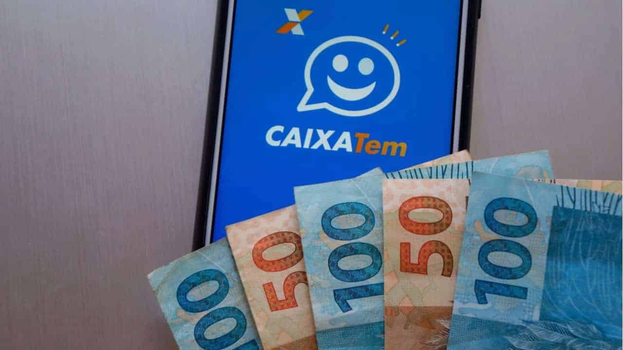 Aplicativo do Caixa Tem e várias notas de dinheiro