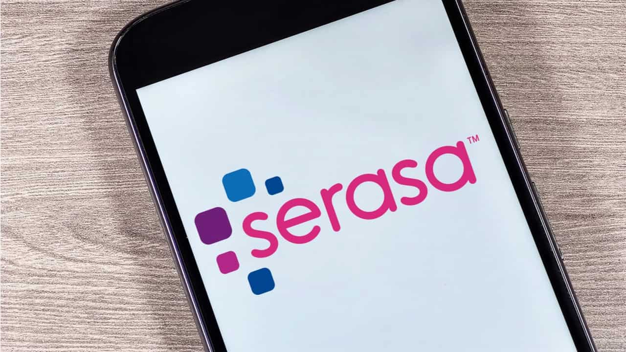 Celular com app do Serasa aberto
