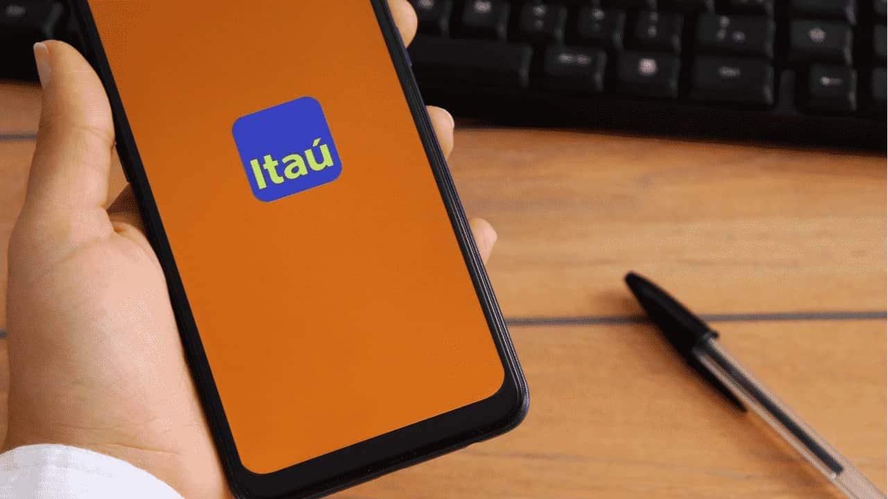 mão segura celular com app do Banco Itaú