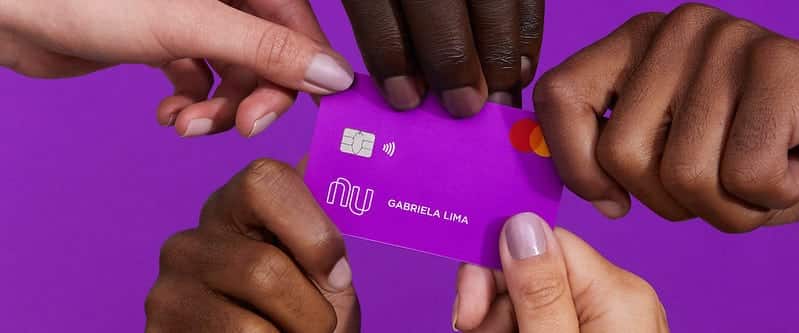Mãos segurando o cartão nubank