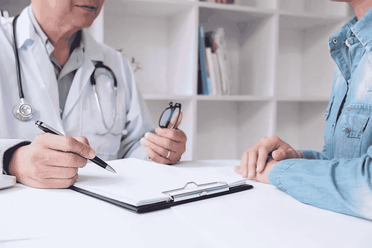 Médico transcrevendo atestado