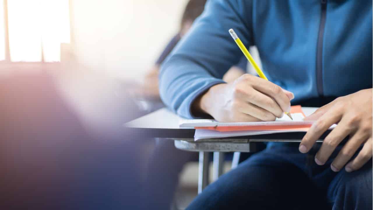 Concurso TCE AL tem salários de até R$ 7 mil: veja como participar