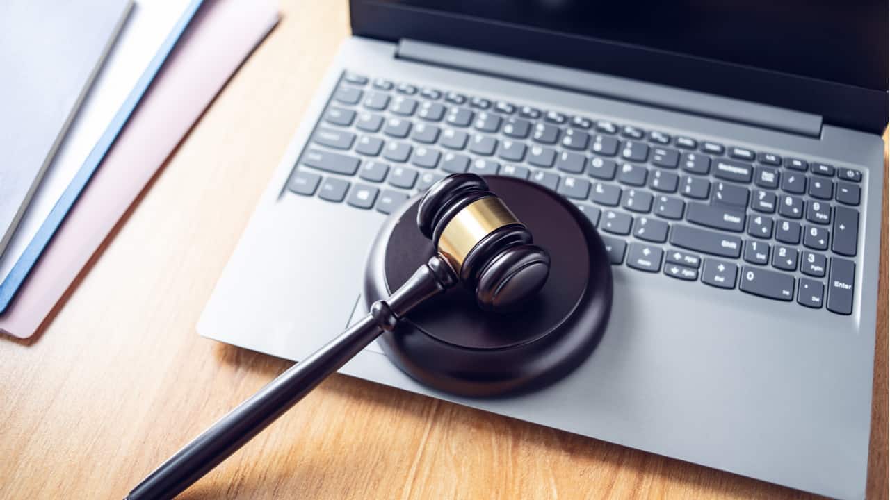 Malhete de juiz sobre o teclado de um notebook.
