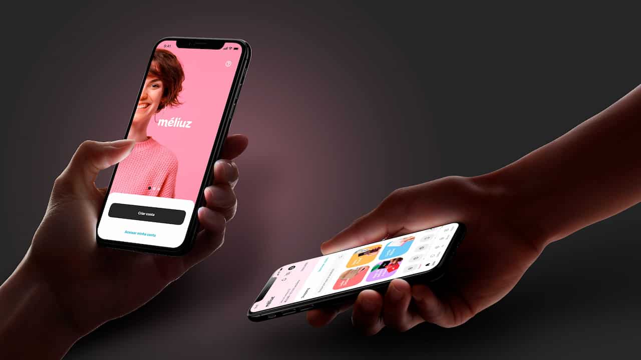 imagem de uma mão segurando um celular com o aplicativo do Méliuz aberto na tela. Abaixo, aparece outro celular com o aplicativo do Méliuz em um fundo preto