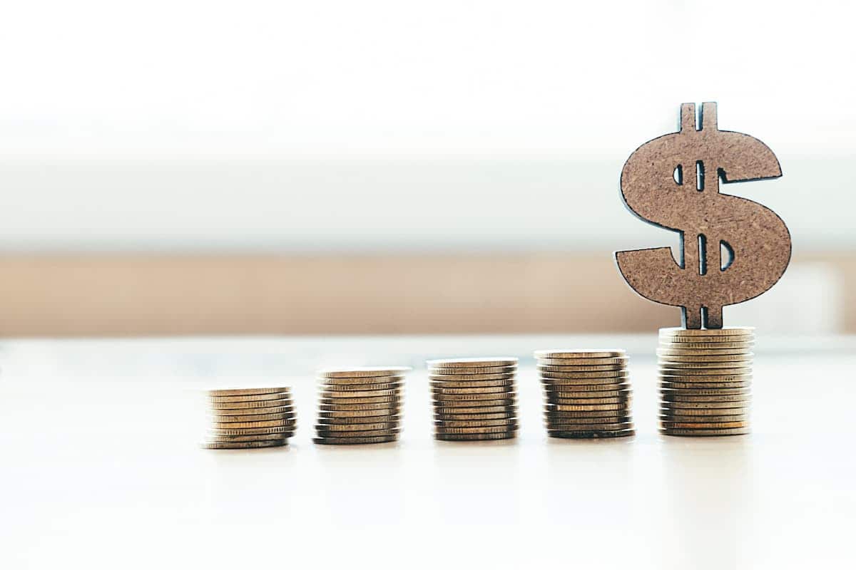 Fila de moedas em sequência crescente