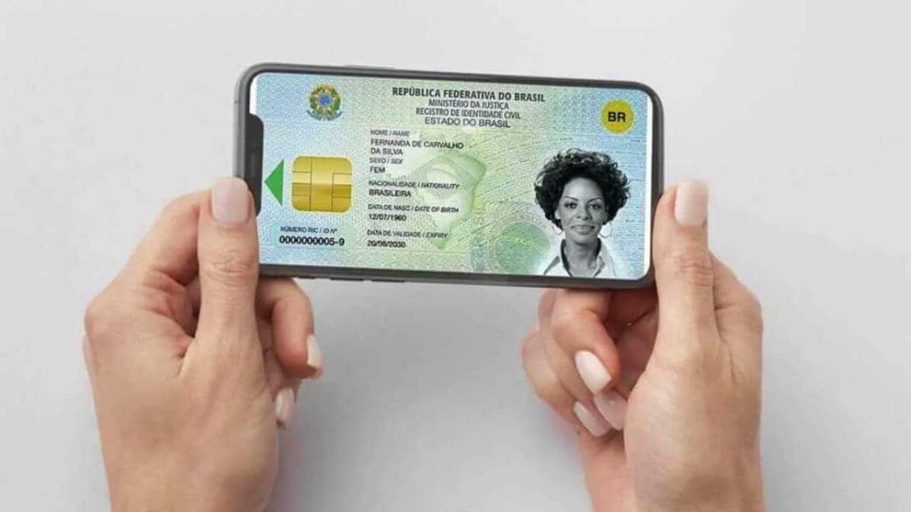 Mão segurando o novo RG