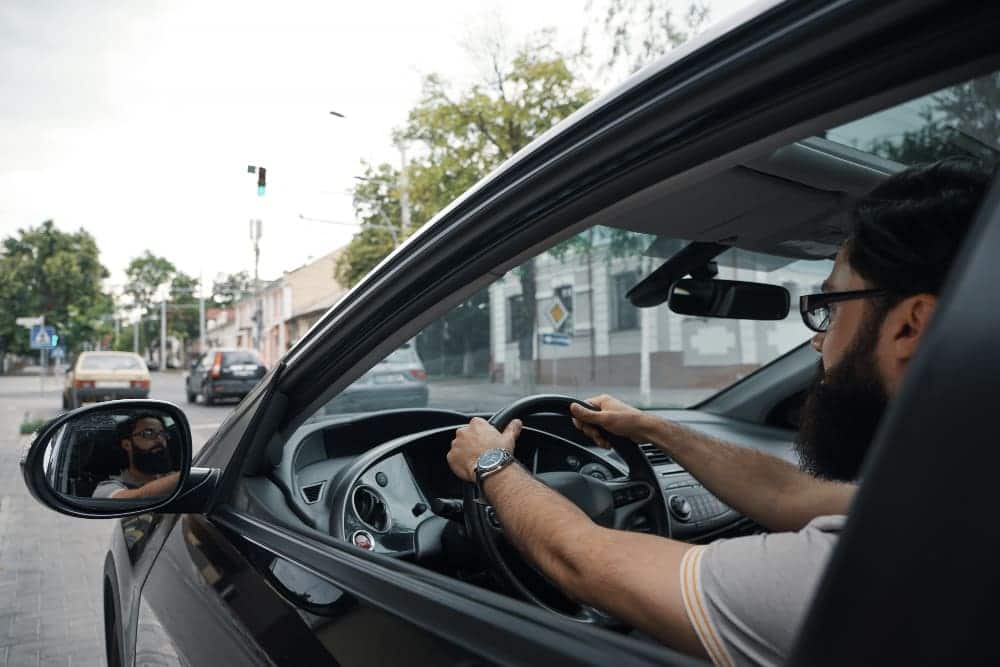 homem dirigindo um carro