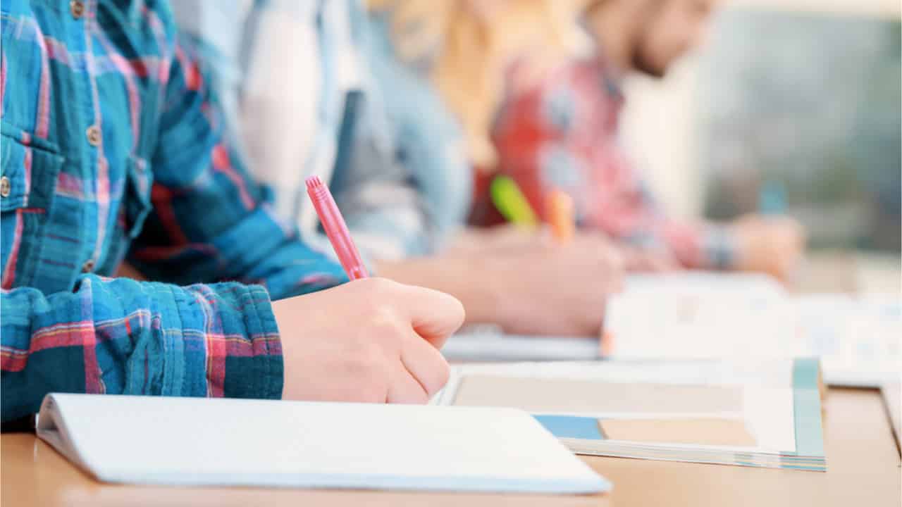 CREMERN abre concurso com salários de R$ 8,9 mil: são 150 vagas