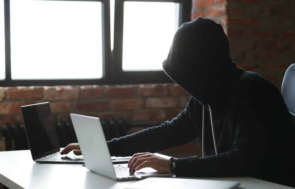 homem com laptop