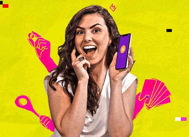 Nathalia Arcuri sorrindo com celular que tem logo do MePoupe na Tela