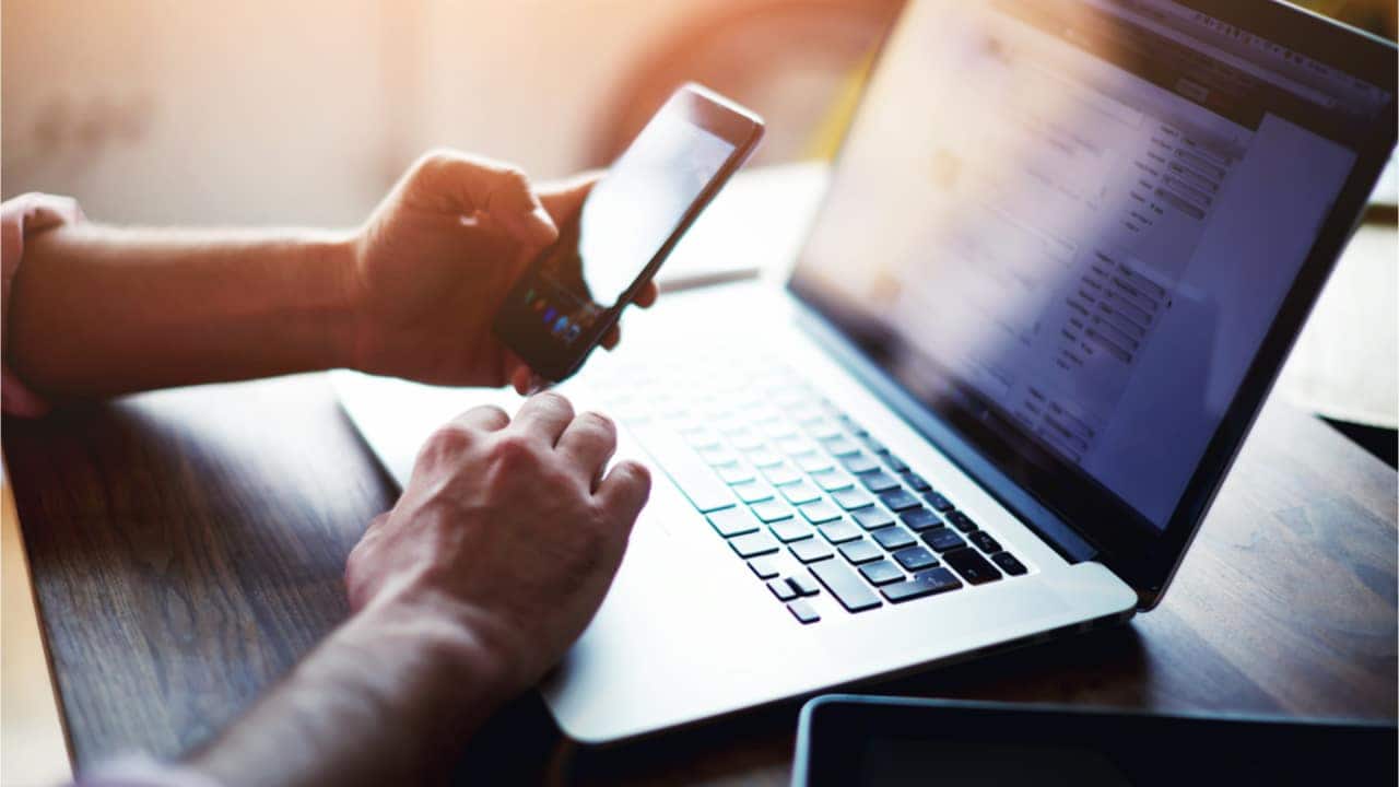 Quem recebe mensagem fora do horário de trabalho pode cobrar hora extra?