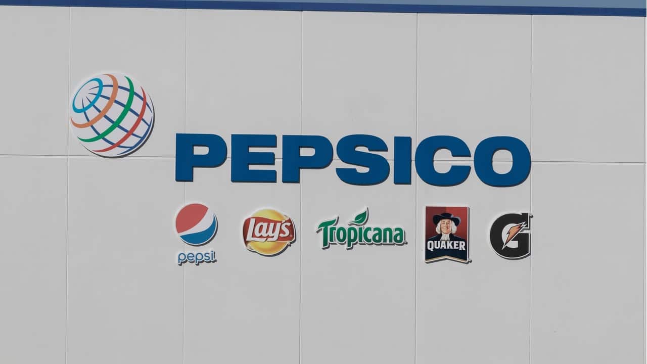 Fachada de prédio da Pespsico mostra logo da empresa e das marcas Pepsi, Lays, Tropicana, Quaker e Gatorade
