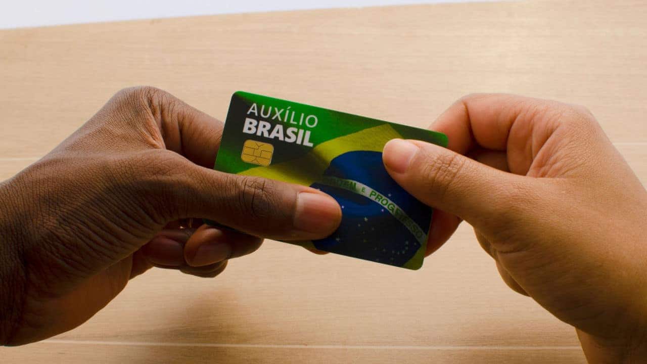 Maioria dos brasileiros usa o Auxílio Brasil para comprar comida