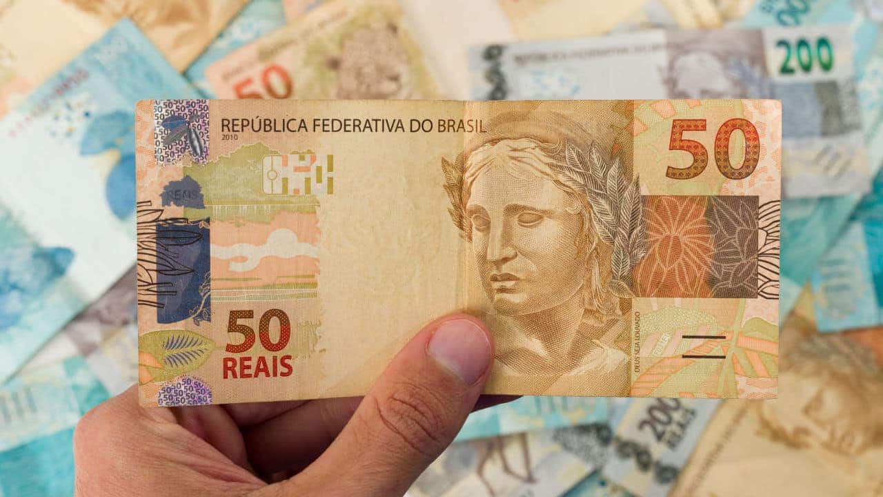 Criança recorta dinheiro para fazer atividade escolar e vídeo viraliza