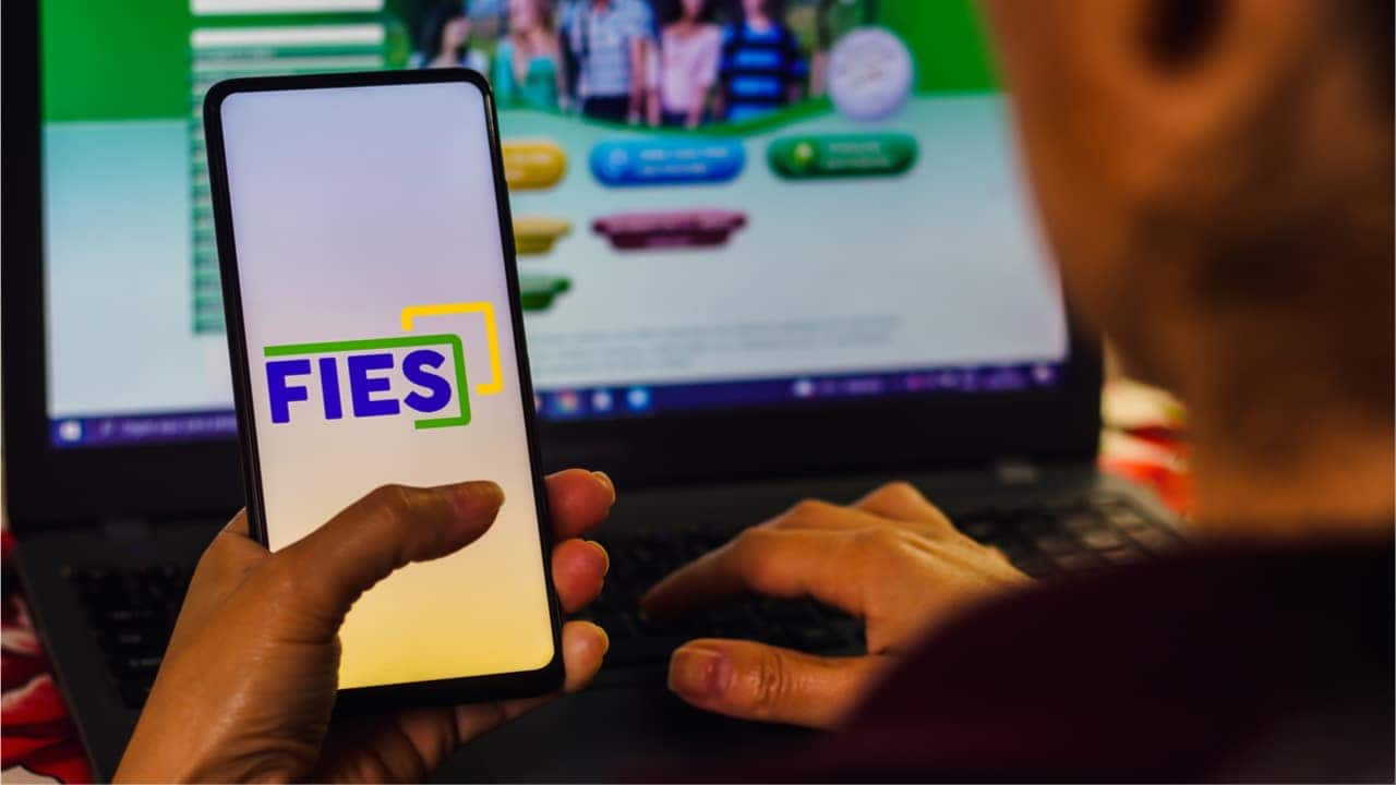 Site do Fies na tela de um computador e de um celular