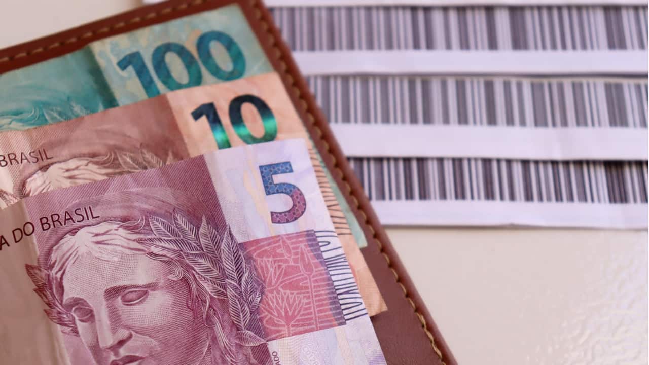 Homem passa R$ 20 mil em boletos na casa lotérica e sai sem pagar