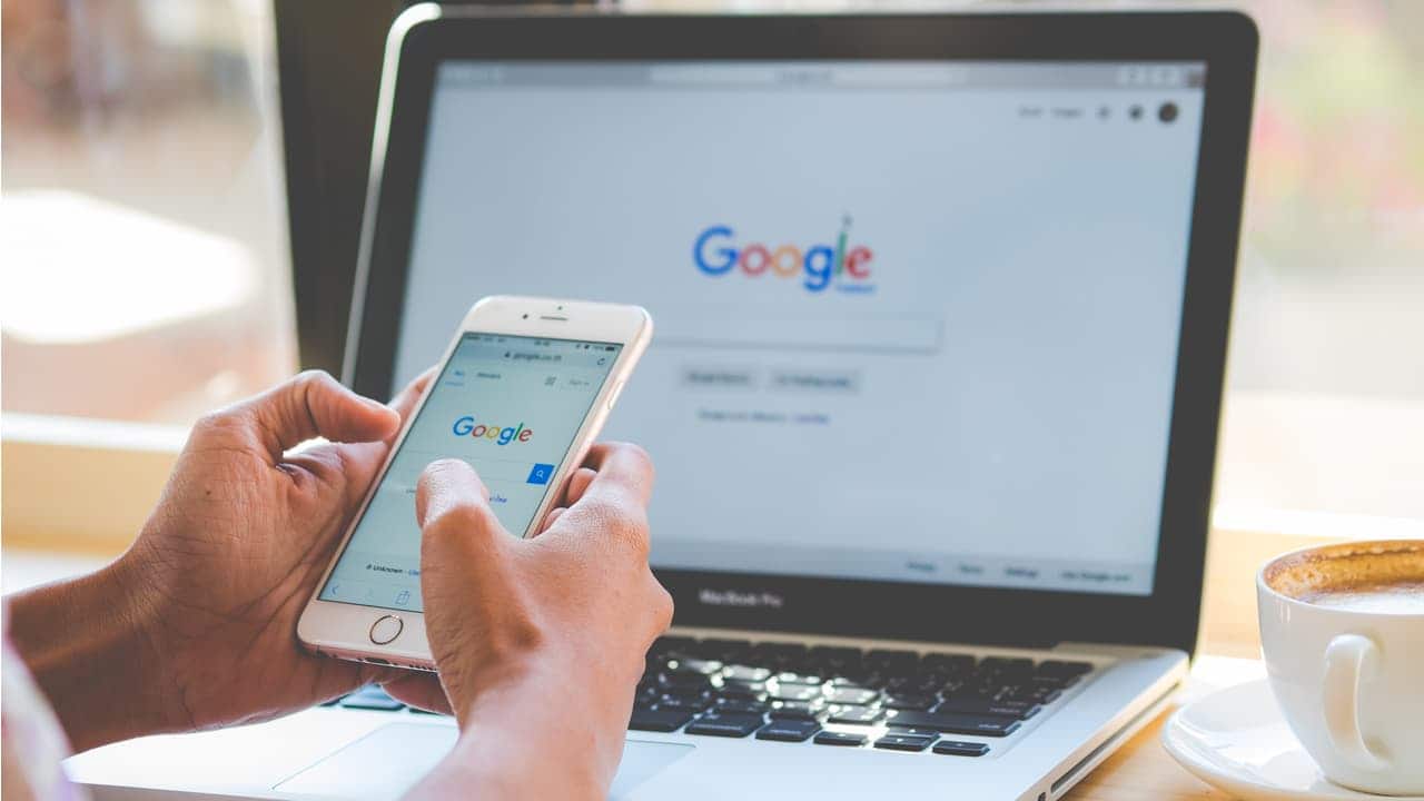 Página inicial do Google em celular e notebook