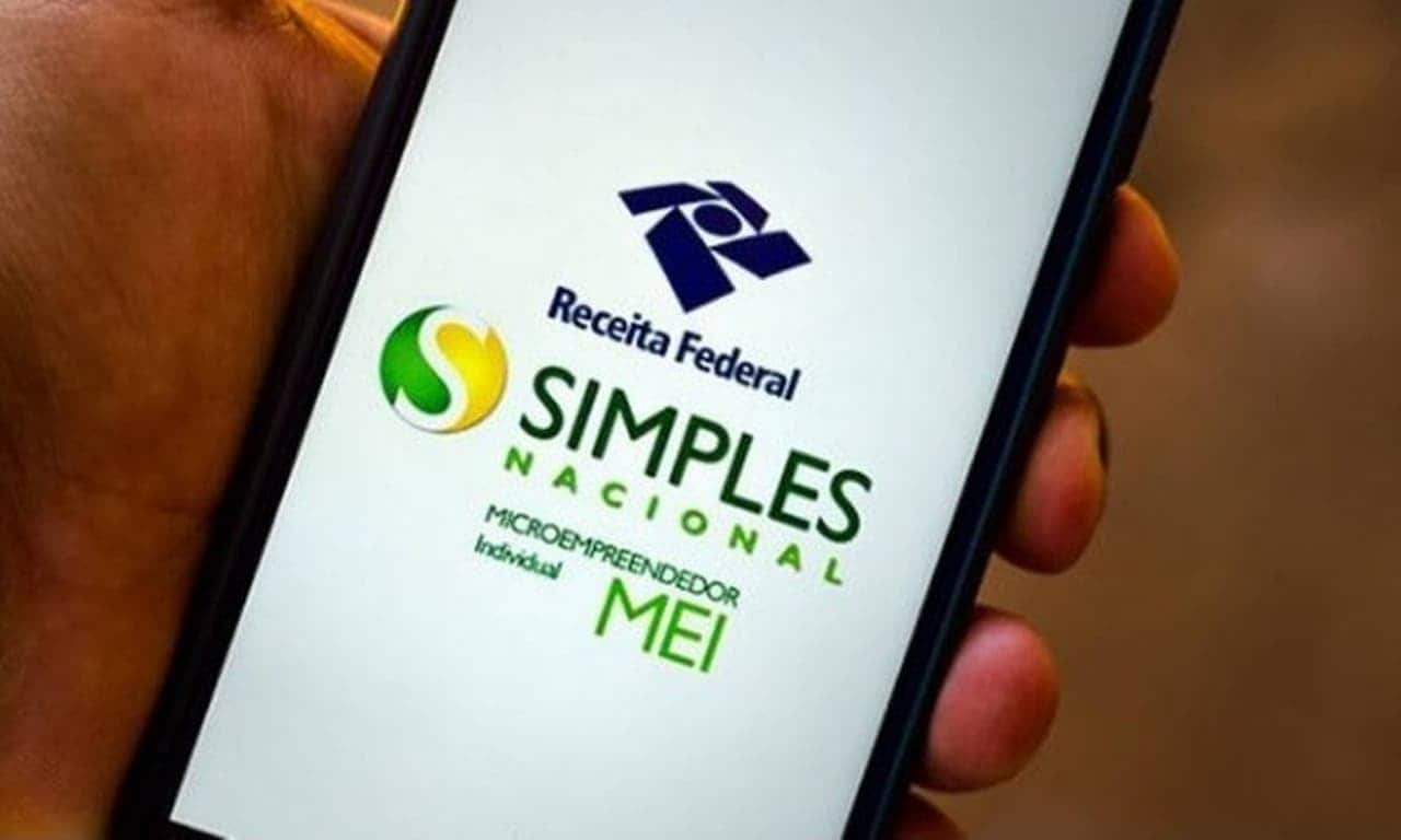 Celular com print do aplicativo da Receita Federal, constando imagens do Simples Nacional e MEI