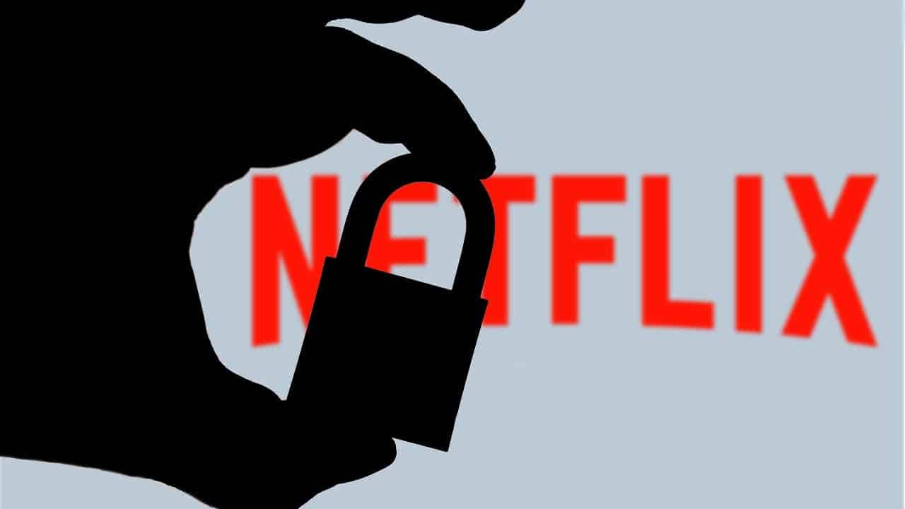 Imagem de pessoa segurando um cadeado em frente ao logo da Netflix