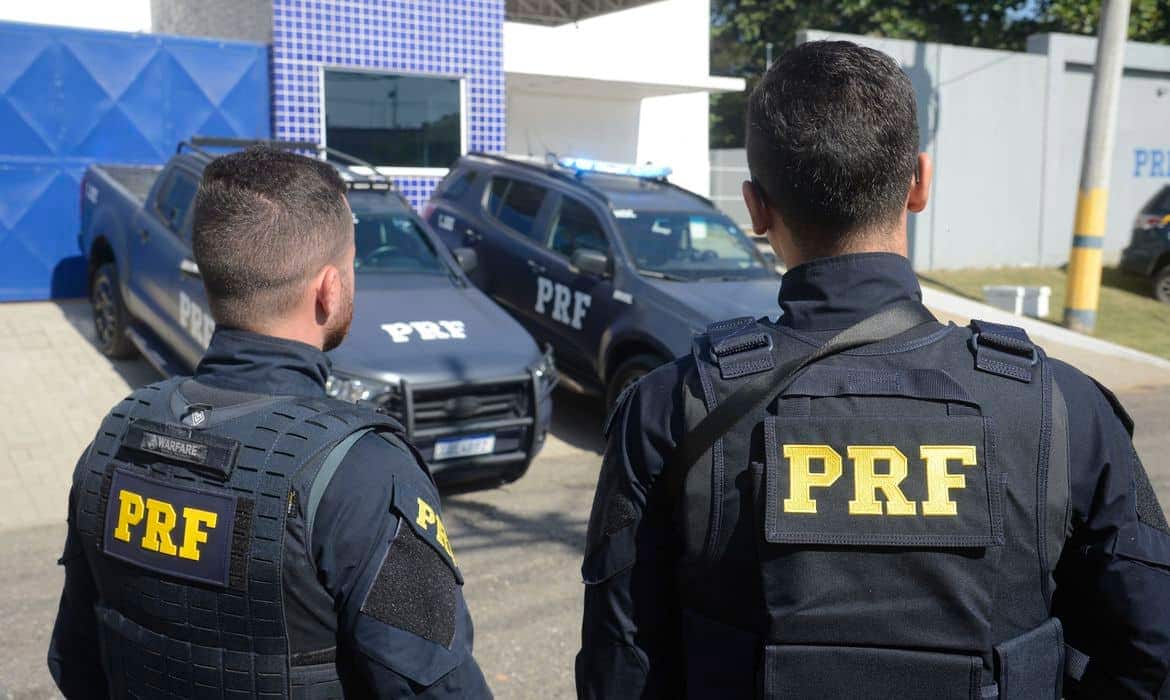 Policial rodoviário federal de costas olhando para estrada
