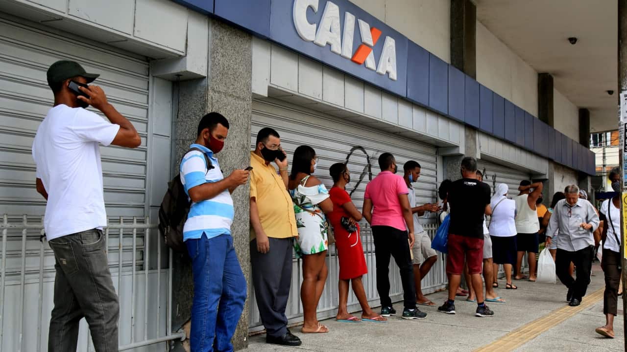 Sistema de lotéricas da Caixa cai e gera fila enorme