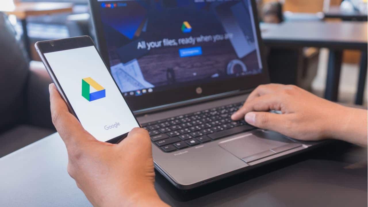 Celular e computador abertos com o Google Drive na tela