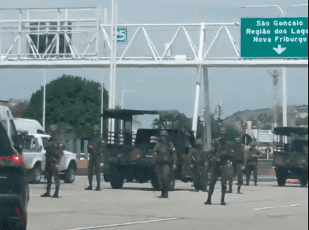 Exército na ponte Rio-Niterói