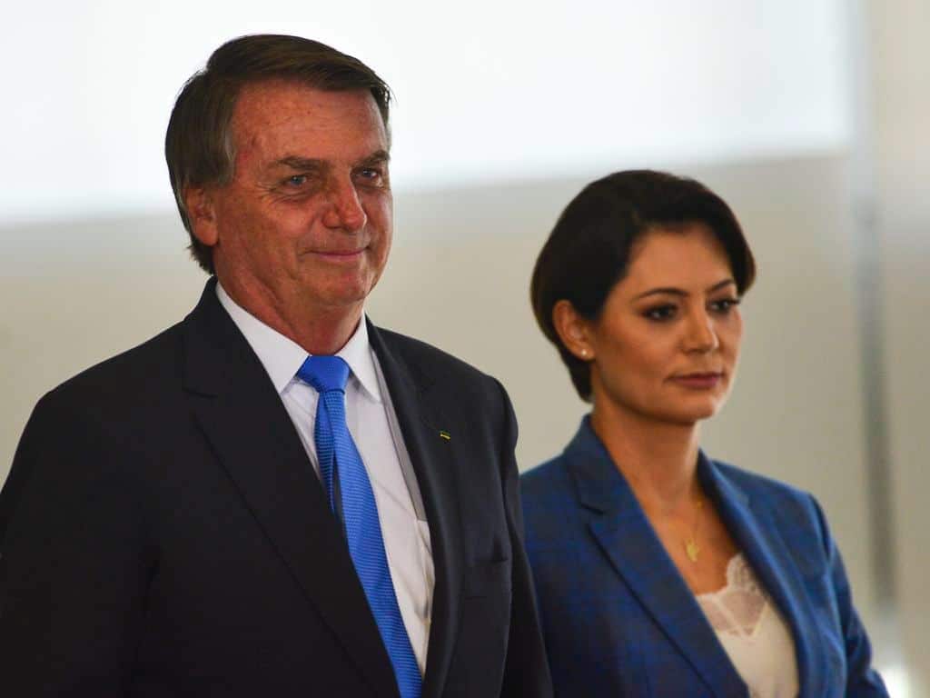 Ex-presidente Bolsonaro ao lado de Michelle Bolsonaro