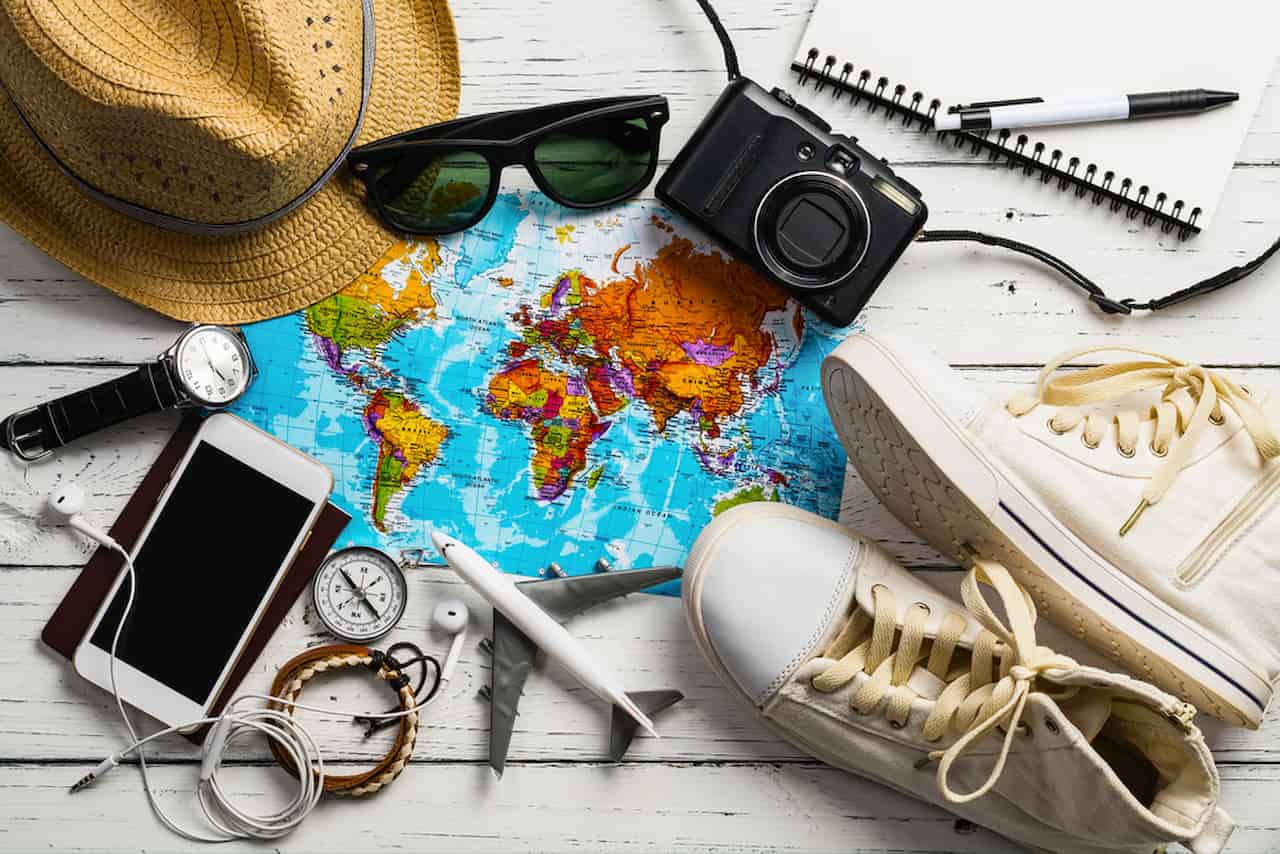 mapa e objetos de viagem