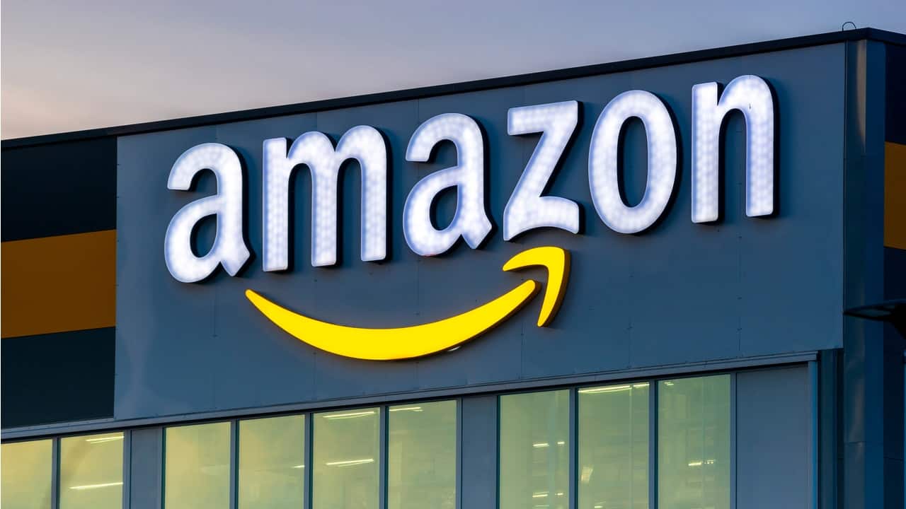 Foto da fachada de um prédio da Amazon