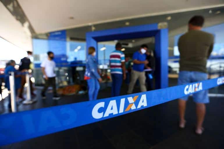 Fila para entrada em agência da Caixa, em Brasília.