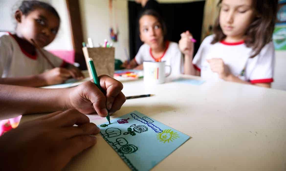Crianças desenhando