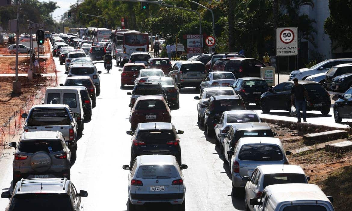 Filas de carros em uma avenida