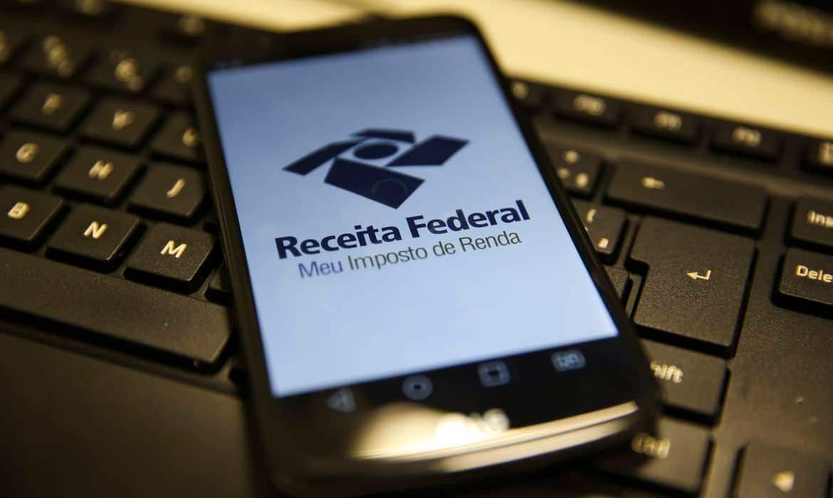 Celular na página da Receita Federal