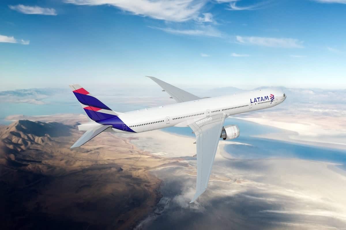 imagem de avião da empresa LATAM