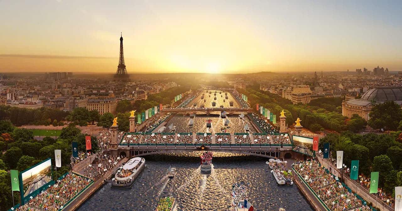 Cidade de Paris com pôr do sol ao fundo