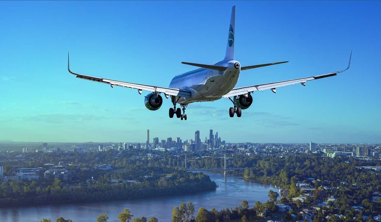 Avião se preparando para pouso em cidade.