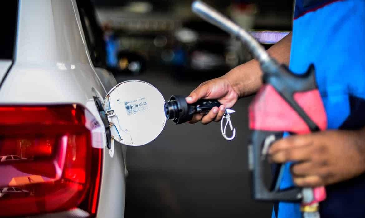 Bomba de combustível abastecendo o carro