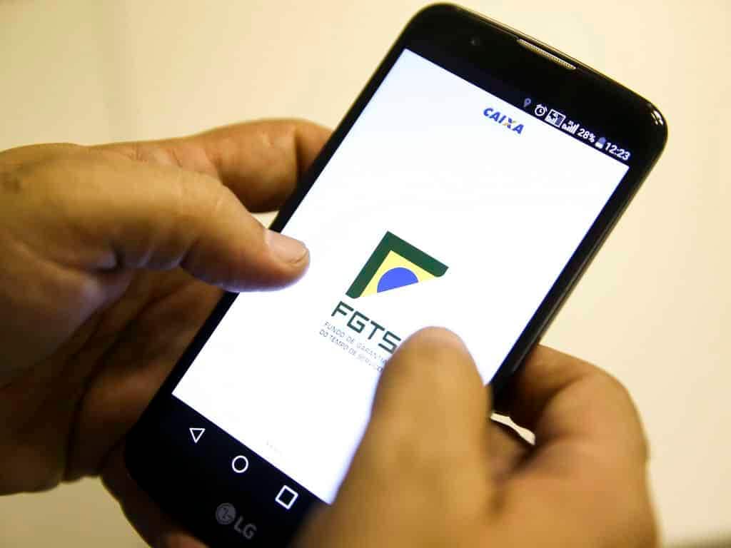 Celular no aplicativo do FGTS
