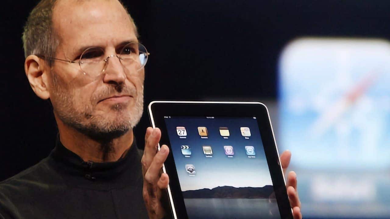 Steve Jobs segurando um iPad