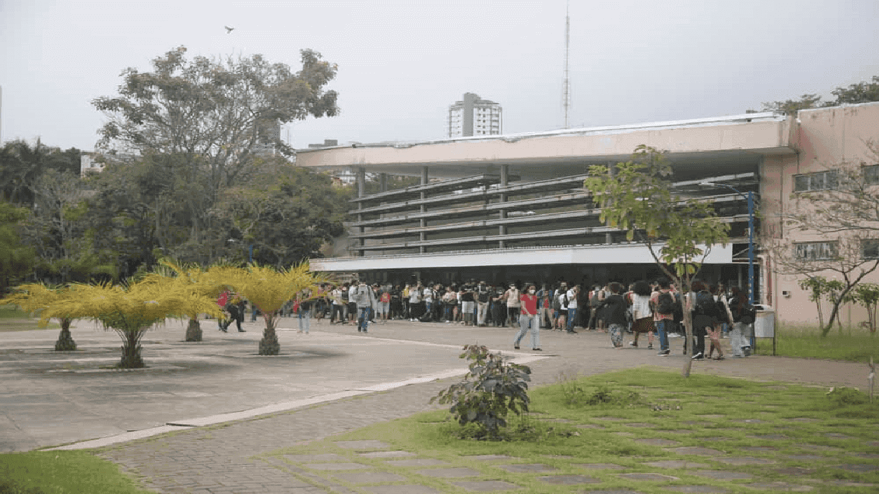 Foto de uma universidade pública brasileira